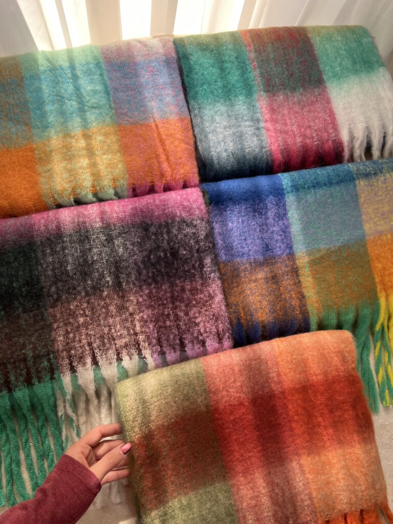 فروشگاه شال و روسری پینیکا