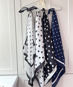 Happy scarf